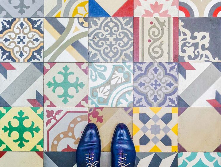 Mosaicos, baldosas y losetas que cubren el suelo de Barcelona