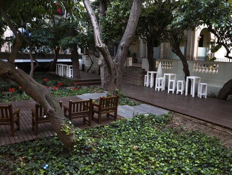Tres jardines de nuestra ciudad que adorarás Los jardines de nuestra ciudad condal son catalogados como hermosos oasis en medio de una ciudad cosmopolita. Son espacios de naturaleza urbana que albergan insólitos lugares como librerías, tiendas e incluso una sala de teatro. De seguro algún día anhelarás salir del ruido, el estrés, las aglomeraciones y los jardines de nuestra ciudad son la mejor solución. No creas que están lejos pues estos espacios verdes están cerca de ti para que los valores y disfrutes. Tres jardines de nuestra ciudad que no puedes dejar de visitar El jardín de la casa Ignacio de Puig Ubicado a escasos metros de la Boqueria en Hotel Petit Palace Boqueria Garden (Boqueria, 10). Allí podrás transportarte con el sonido del agua y de la naturaleza mientras te sientas en un banco de madera a ver las aves, los árboles las flores o simplemente a conversar. Para entrar a este oasis verde existe debes pasar por la recepción del hotel Petit Palace Boqueria Garden, luego de cruzar e primer jardín con zona de bar del hotel. Pensarás que no es real, pero sí. Tu como propio verás atónitos a los turistas ante tanta belleza mientras pasean por allí. Está abierto todos los días de 10.00 a 19.00 horas. La Tienda Olokuti (tienda bio y eco): vive y deja vivir Localizada en Astúries, 38. Es realmente una sorpresa campestre pues nadie pensaría que en una de las tiendas de la calle de Astúries podría haber un jardín campestre. En Olokuti mientras paseas por sus instalaciones te encontrarás casualmente con el jardín cuando veas el aviso de "Bienvenidos al jardín de Olokuti". Si deseas continuar el recorrido debes respetar y acatar las normas de ingreso como no consumir comida que no sea del sitio ni molestar a los vecinos. Las normas del jardín son acordes a la filosofía de la tienda. En la Tienda Olokuti podrás comprar un paquete de té o café ecológico y servírtelo tú mismo en el jardín. Podrás degustarlo con toda tranquilidad en alguna de sus mesas en medio de plantas y troncos. En Olokuti uno de los mejores jardines de nuestra ciudad no hay lista de espera detrás de ti ni gente impaciente esperando a que te vayas para ocupar tu lugar. Abierto de lunes a jueves, de 10.00 a 21.30 horas y viernes y sábados de 10.00 a 22.00. Coctelería Torre Rosa Ubicada en Francesc Tàrrega, 22, antigua mansión indiana. Sin duda alguna en la coctelería Torre Rosa podrás saborear un Hawaii Blue debajo de una palmera. Si aunque no lo creas y en plena Barcelona saliendo del centro. Es como si te transportaras a la Polinesia en medio de un sitio de corte clásico y con un jardín al aire libre.