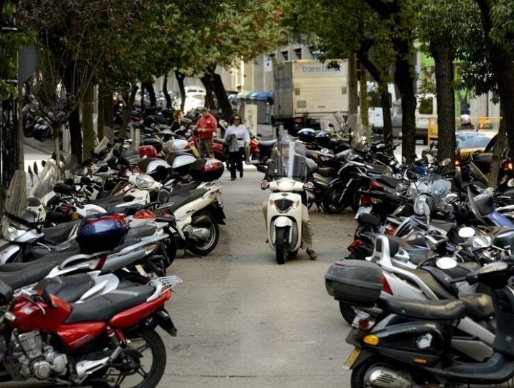 Cómo debes aparcar tu moto para no ser multado