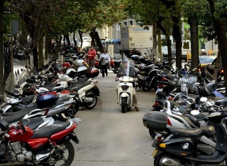 Cómo debes aparcar tu moto para no ser multado