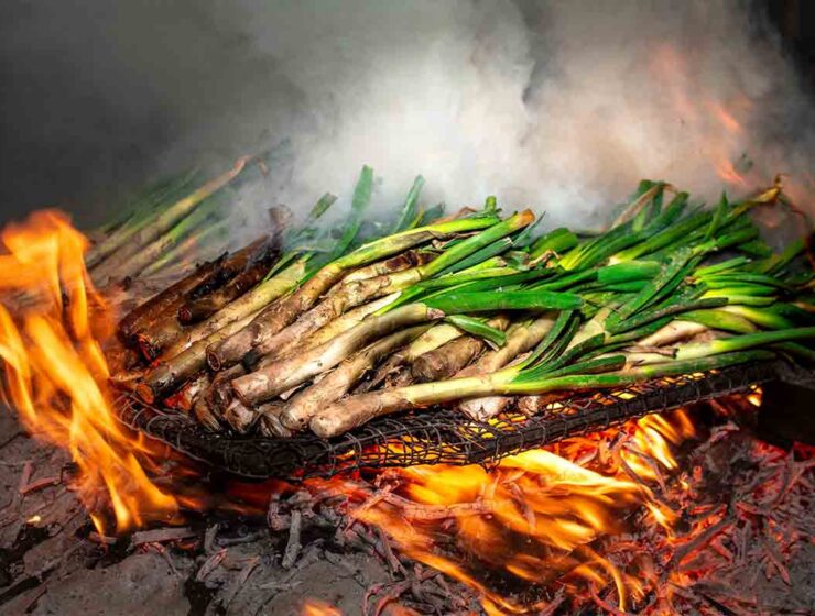 Escápate a estas masías a comer calçots
