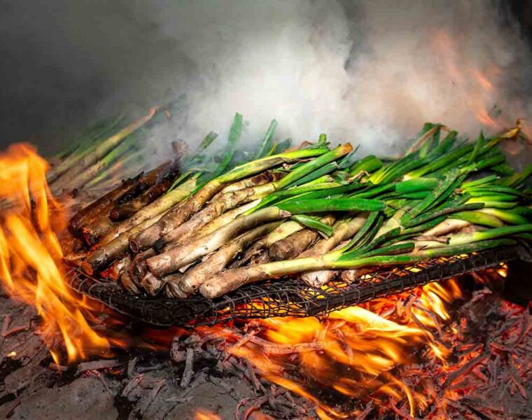 Escápate a estas masías a comer calçots