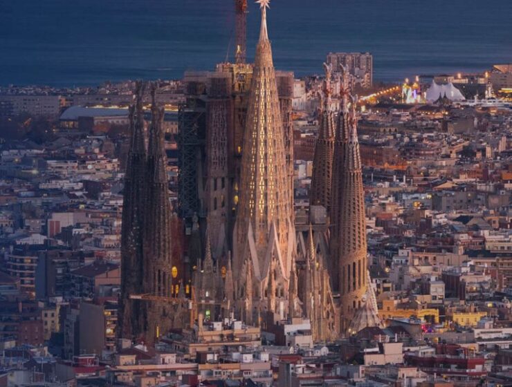 800 rayos de luz iluminan Barcelona desde la Sagrada Familia