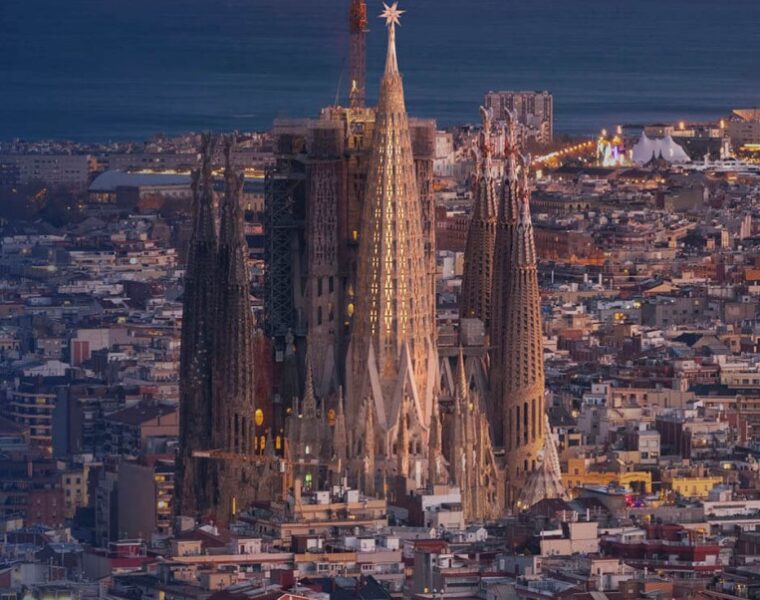 800 rayos de luz iluminan Barcelona desde la Sagrada Familia