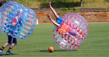 ¿Te quieres divertir?: Juega al fútbol burbuja en Barcelona