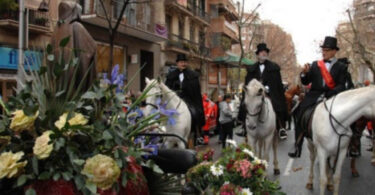 Un homenaje a los sanitarios fue la cabalgata Els Tres Tombs