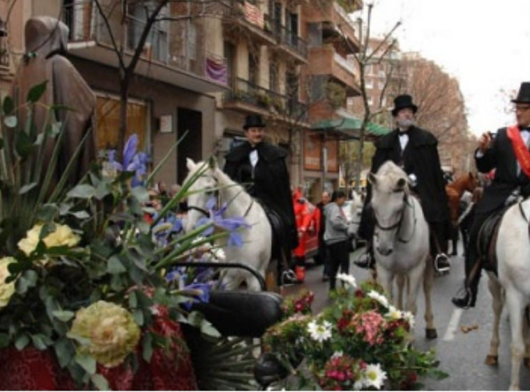 Un homenaje a los sanitarios fue la cabalgata Els Tres Tombs