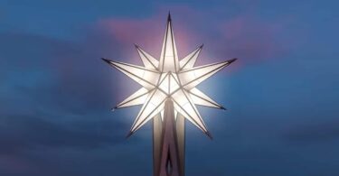 La estrella de la Sagrada Familia vuelve a iluminar Barcelona