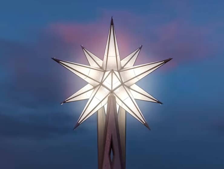 La estrella de la Sagrada Familia vuelve a iluminar Barcelona