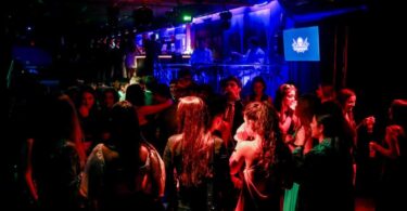 Reabren las discotecas en Barcelona después de 20 meses de cierre