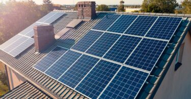 Se instalarán placas fotovoltaicas en tejados de casas e industrias en Barcelona