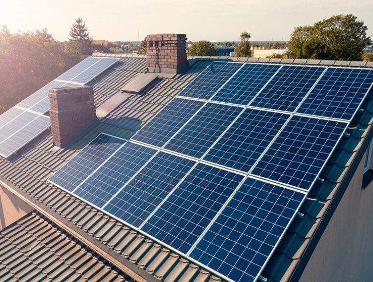 Se instalarán placas fotovoltaicas en tejados de casas e industrias en Barcelona