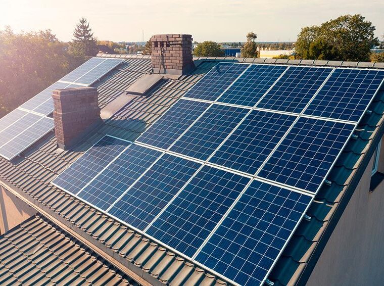 Se instalarán placas fotovoltaicas en tejados de casas e industrias en Barcelona