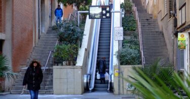 Escaleras mecánicas y un ascensor inclinado para Barcelona