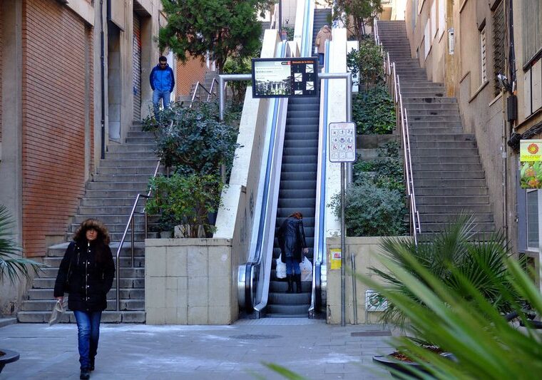 Escaleras mecánicas y un ascensor inclinado para Barcelona