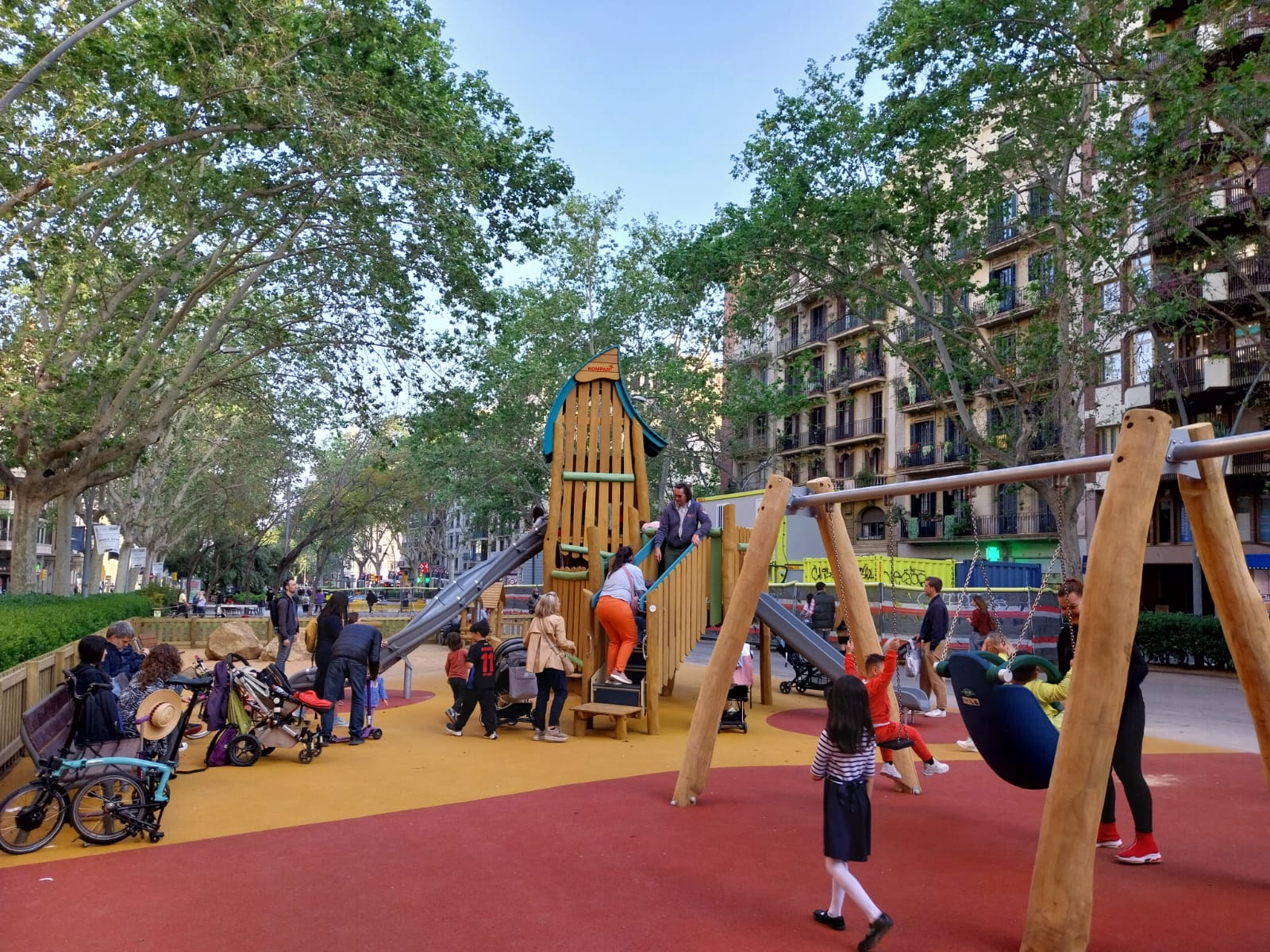 Obre la nova àrea de joc infantil del passeig de Sant Joan