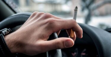 Prohibido fumar en coches, terrazas y estadios deportivos: Ley del Tabaco 2022