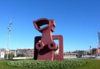 Una abstracta silueta femenina se destaca en Barcelona