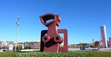 Una abstracta silueta femenina se destaca en Barcelona