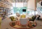 Conoce una biblioteca con hamacas y que es, además, la tercera más grande de Barcelona