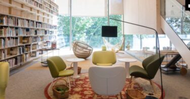 Conoce una biblioteca con hamacas y que es, además, la tercera más grande de Barcelona