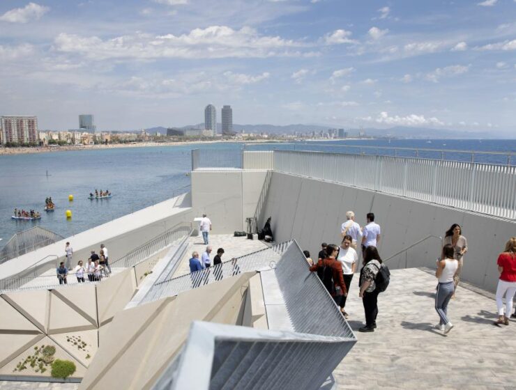 Se abre un mirador en Barcelona que une la playa y la nueva bocana