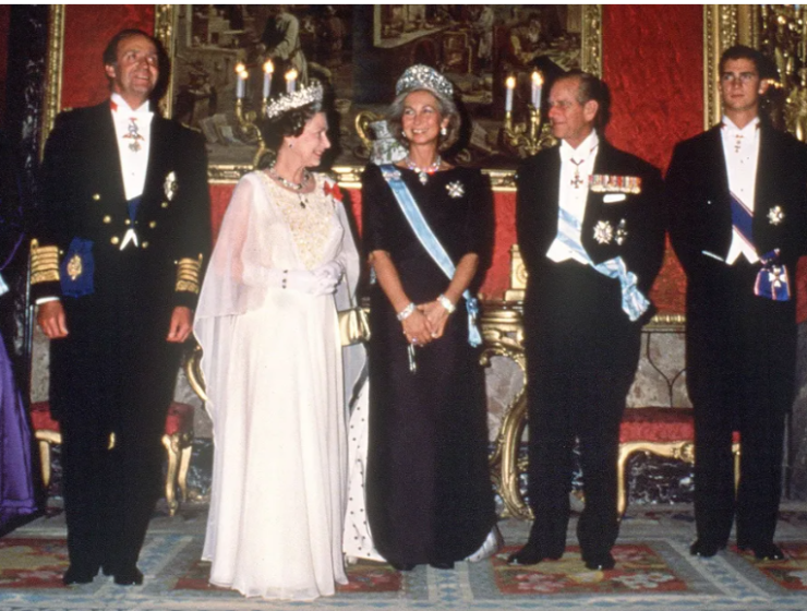 Solo una vez la reina Isabel II visitó a España