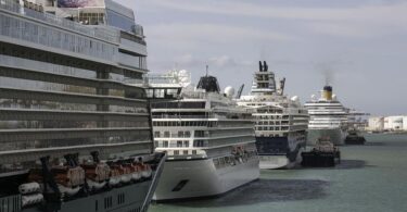 Cruceros acuerdan reducir la contaminación en el puerto de Barcelona