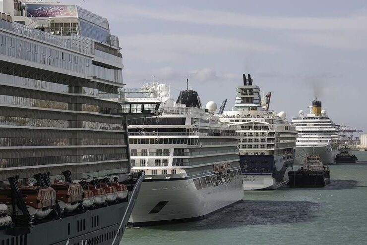 Cruceros acuerdan reducir la contaminación en el puerto de Barcelona