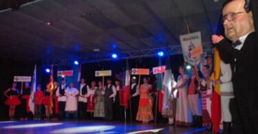 Danza folklórica de Bulgaria en la plaza de la Vila de Parets