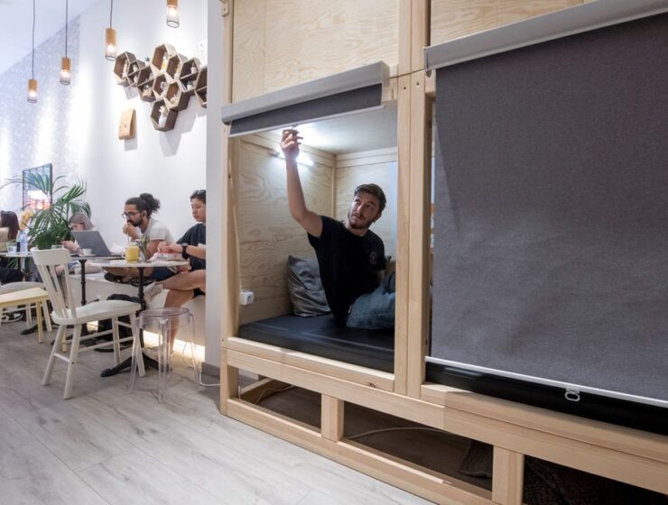 Después de comer, toma una buena siesta en el restaurante