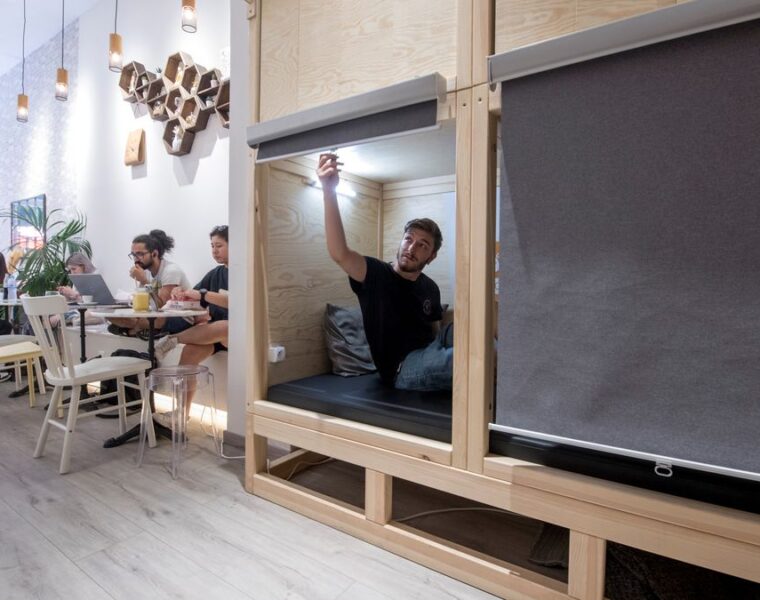 Después de comer, toma una buena siesta en el restaurante