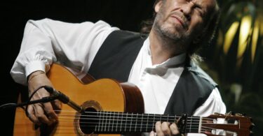 Tributo a Paco de Lucía: a la luz de las velas y guitarra española
