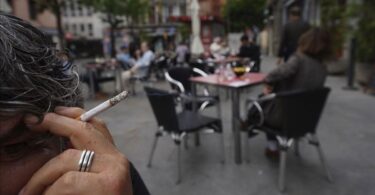 Preparan norma para prohibir fumar en bares, terrazas y sitios públicos