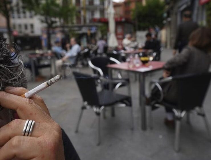 Preparan norma para prohibir fumar en bares, terrazas y sitios públicos