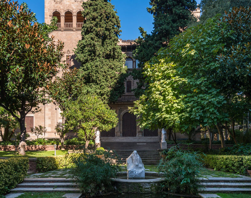 Visit the Julio Muñoz y Ramonet Foundation building for free.