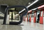 Curiosos reposabrazos en la L1 del metro para mejor accesibilidad
