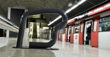 Curiosos reposabrazos en la L1 del metro para mejor accesibilidad