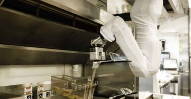 Robots e Inteligencia Artificial cocinan en un restaurante en Barcelona