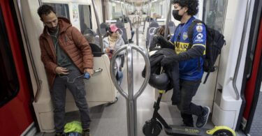 Prohíben subir patinetes eléctricos al transporte público