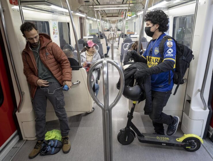 Prohíben subir patinetes eléctricos al transporte público