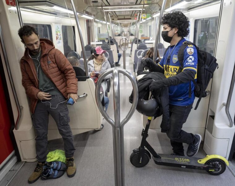 Prohíben subir patinetes eléctricos al transporte público