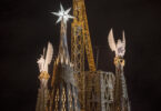 Se iluminan las torres de los evangelistas Marcos y Lucas en la Sagrada Familia