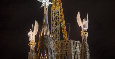 Se iluminan las torres de los evangelistas Marcos y Lucas en la Sagrada Familia