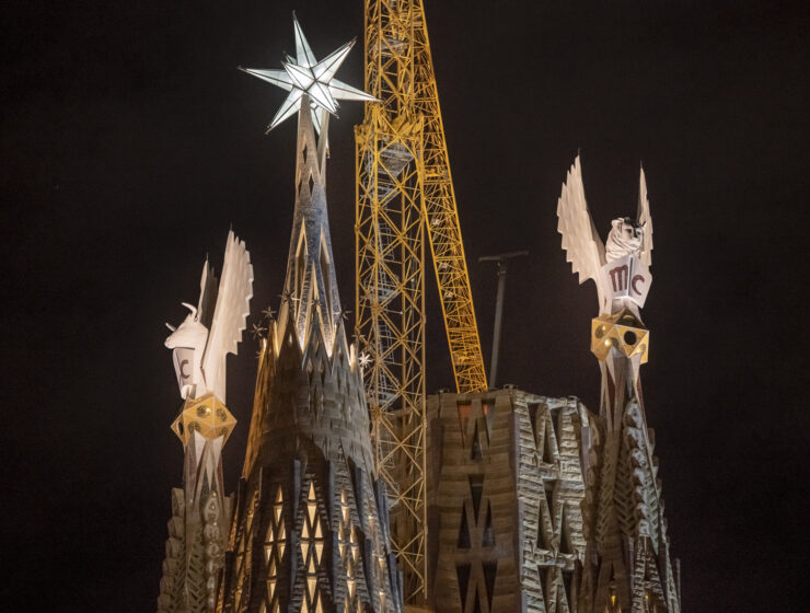 Se iluminan las torres de los evangelistas Marcos y Lucas en la Sagrada Familia