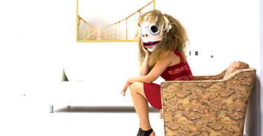 Inicia nuevo ciclo de Katharsis en el Teatre Lliure Regresa el ciclo de Katharsis en el Teatre Lliure con seis propuestas escénicas que hacen parte de la programación para 2023. El Conde de Torrefiel y otros artistas internacionales y locales, se reúnen para ofrecer al público un arte diferente que va más allá de la interpretación, las escenas y el teatro. La Katharsis en su cuarta edición, está formada por cuatro puntos cardinales: la contemplación, la escucha, el reconocimiento y el juicio. Las obras rompen con lo tradicional y con las normas sobre el arte escénico. Surgieron de la intuición y de la voluntad de abrir espacios para artistas que no siguen lo tradicional. La propuesta está pensada para presentarse en dos semanas y puedan combinarse para que los espectadores tengan una experiencia más completa. Es posible asistir a todas las obras en un mismo fin de semana. Incluso, ver dos o tres espectáculos en un mismo día. Ciclo de Katharsis en el Teatre Lliure: una experiencia de extremos La Plaza En La Plaza, el El Conde de Torrefiel trae un espectáculo diferente por su estética y muy aclamado por la crítica. Las presentaciones serán entre los días 26 y 27 de enero. La Plaza es el retrato de un paisaje, por supuesto, una plaza considerada como el último frente de resistencia a la constante realidad que desfigura el mundo de hoy. A través de este espacio público, la obra muestra realidades de personas y vidas que son invisibles. Mundos aparte, pero que cohabitan en un mismo escenario sin ni siquiera tocarse. Domestic Violence La obra del artista sueco Markus Öhrn llega al Lliure mediante un formato de una función de 5 horas de duración de la que puedes entrar y salir. En ella se muestra lo banal y brutal que resulta la violencia doméstica. El escenario es simple y normal ambientado con un cuadro en la pared, un reloj cucú, flores en la mesa y muebles blancos de Ikea. En este espacio afloran sentimientos y situaciones de dolor, agresión y sufrimiento. Son los extremos de la violencia doméstica: patrones, estereotipos y consecuencias. Se presentará los días 21 y 22 de enero a las 18 h. Hapiness Es la muestra de la construcción de la felicidad artificial ganada a través de los analgésicos, fármacos y antidepresivos. La obra que se presentará hasta el 28 de enero, es del artista holandés Dries Verhoeven donde a través de una instalación-performance en sesión continua, el autor muestra a una humanoide que despacha en una farmacia ubicada en pleno espacio público. Es la perfecta combinación entre drogas y robótica, donde lo artificial y la humanidad se fusionan. Tête-à-tête La obra de Stéphane Gladyszewski que se presenta el 22 de enero tiene un formato con pases para un solo espectador y con una frecuencia de presentación de cada media hora. Es una novedosa donde podrás meter tu rostro en una máscara incrustada en un panel desmontable. Y mediante unos auriculares ensamblados a un sistema de sonido ambiente, podrás experimentar un universo sonoro inmersivo donde una voz susurra las palabras del poema de Octavio Paz “Dos cuerpos frente a frente...”.