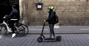 Desde mayo es obligatorio llevar casco para ir en patinete por Barcelona
