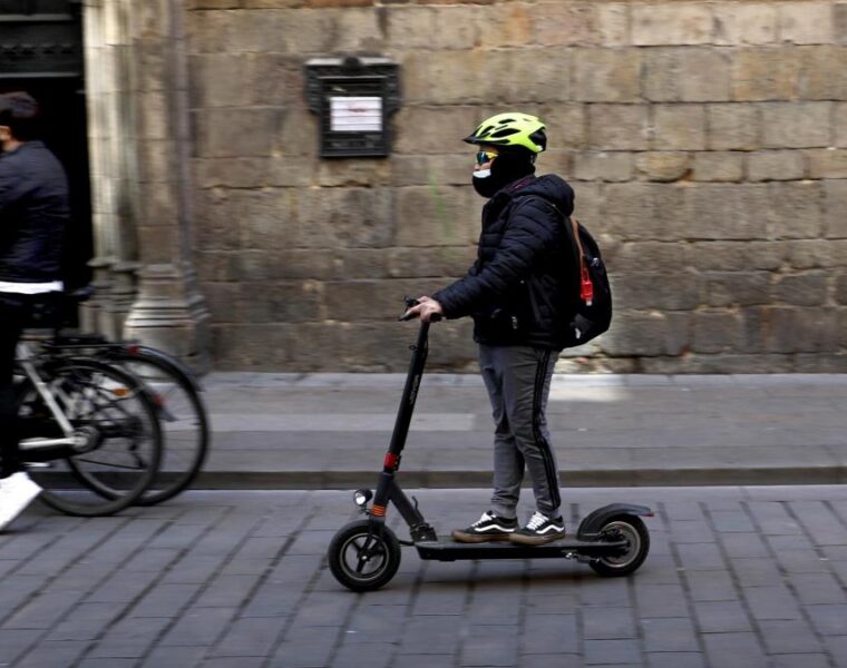 Desde mayo es obligatorio llevar casco para ir en patinete por Barcelona