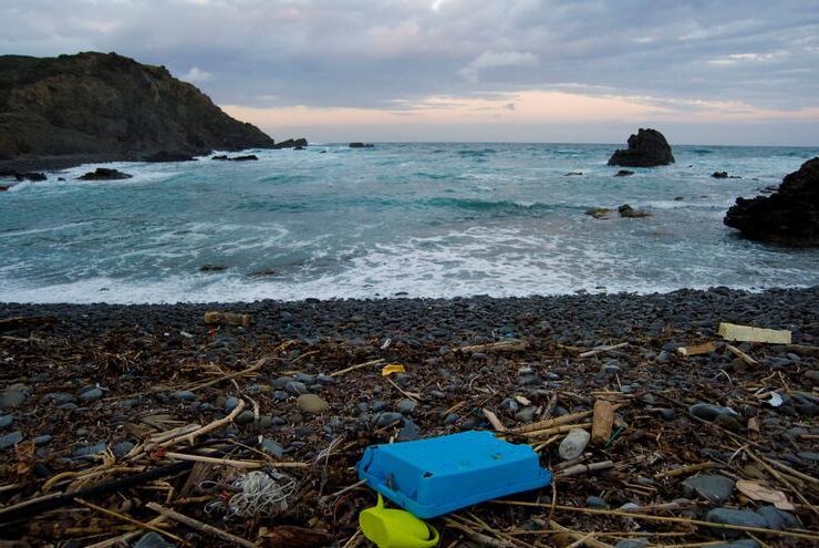Pescadores llenaron once camiones cisterna con 70.000 litros de desechos del litoral