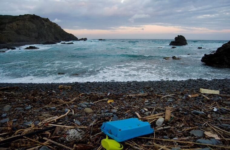 Pescadores llenaron once camiones cisterna con 70.000 litros de desechos del litoral